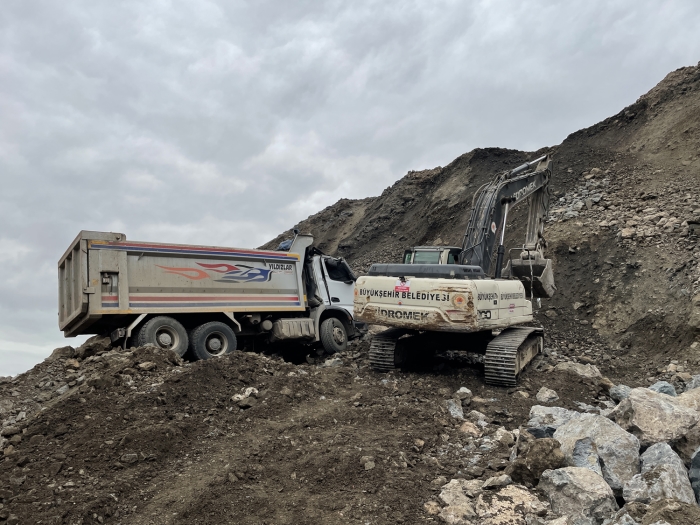 Taş ocağında devrilen kamyonun sürücüsü hayatını kaybetti