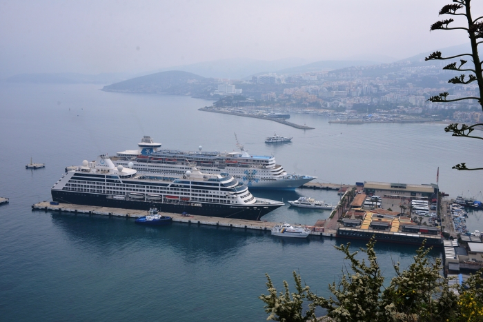 Ku Adas Na Kruvaziyerle Bin Turist Geldi