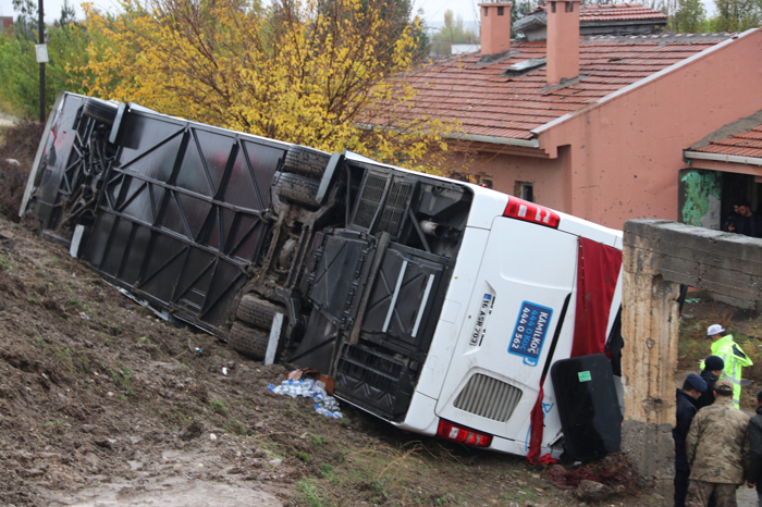 Diyarbakır da yolcu otobüsü şarampole devrildi Çok sayıda yaralı var