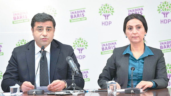 Kürtler oyunu gördü