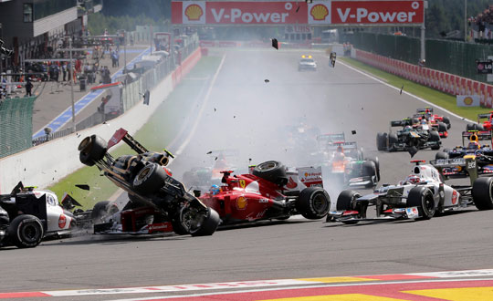 F1'de inanlmaz kaza!