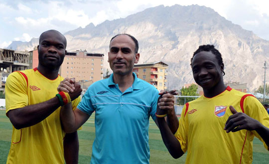 Hakkari Zapspor iki siyahi futbolcu ile anlat