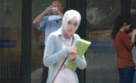 Bartl rencilerin eitim hakkn engelleyen profesre 2 yl 1 ay hapis cezas