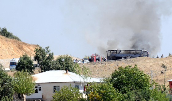 Silahsz konvoya roketli saldr: 9 ehit 70 yaral