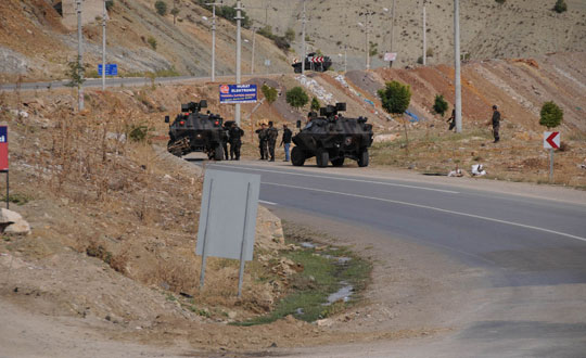 PKK yol kesti, ara yakt,karayoluna bombal ara brakt