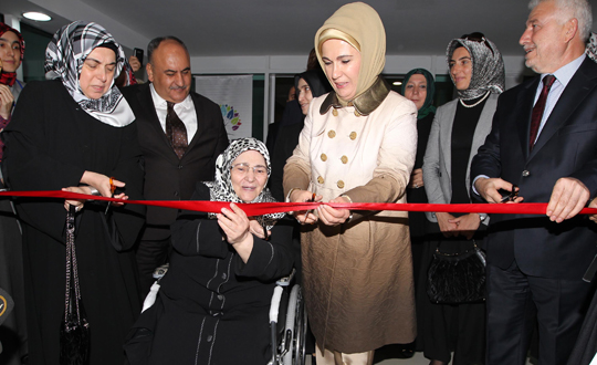 Emine Erdoan renci yurdu at