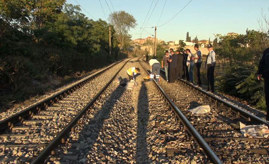 Banliyo treninin altnda kalan adam feci ekilde can verdi