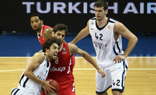 Anadolu Efes son ampiyon Olympiakos'u farkl geti