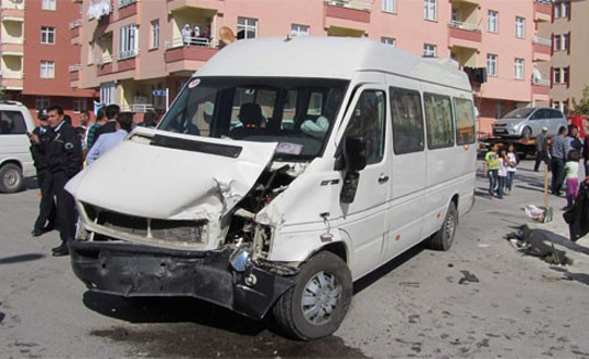 renci servisi otomobille arpt: 8'i ocuk 10 yaral