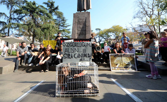 Yasay protesto iin kafese girdi