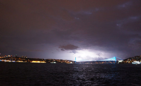 stanbul gece akan imeklerle aydnland