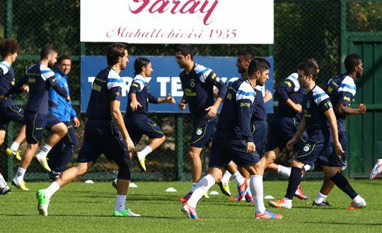 Mehmet Topal ve Yobo, takmla birlikte alt