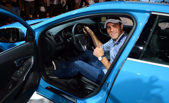 Elmander'e, Auto Show 2012 fuarnda otomobil hediye edildi