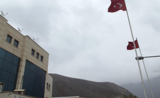 Hakkari Valilii'nden 'bayrak' aklamas