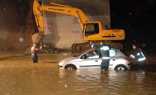 stanbul saanak yamura teslim oldu