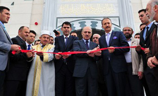 Bakan Bayraktar, stanbul'da cami al yapt           