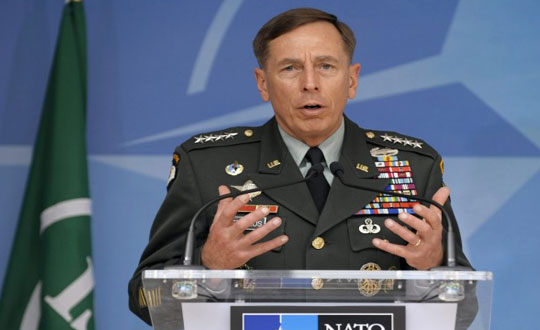 Petraeus perian oldu