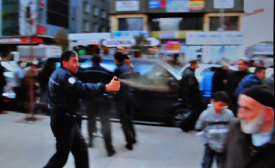 Polis memuru 'Ne var lan' dedi, geleni geeni gazlad!