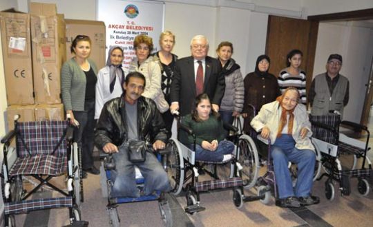 Akay'da 9 engelliye tekerlekli sandalye verildi 