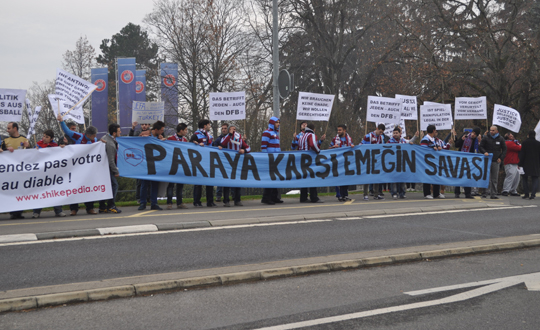 Trabzonlular UEFA'y Nyon'da protesto etti