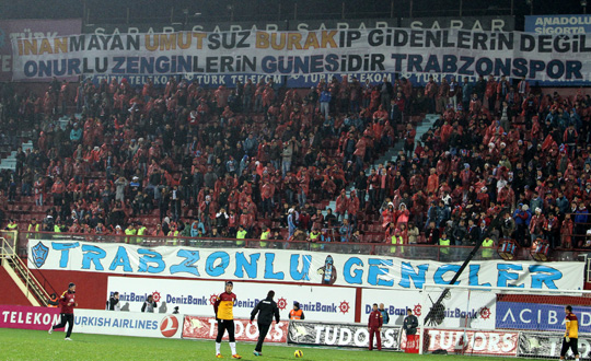 Trabzonsporlu taraftarlardan Burak Ylmaz,Seluk nan ve Umut Bulut'a pankart