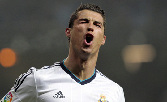 Ronaldo'dan fizik kurallarını alt üst eden gol