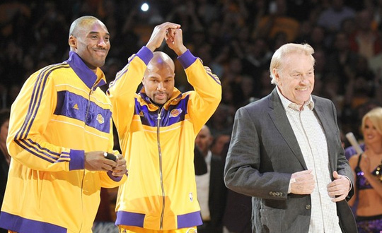 Los Angeles Lakers'n sahibi Jerry Buss ld