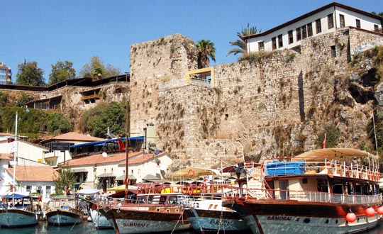 Antalya tarihi surlarna el att