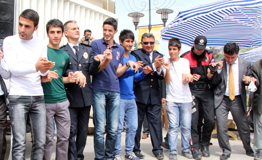 Diyarbakrda zlenen tablo: Polis halk birlikte halay ekti