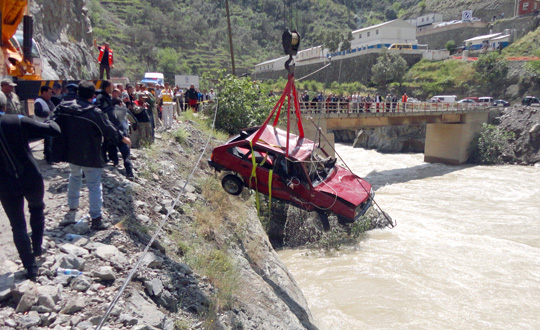 oruh Nehri'ne den otomobil, iinde 2 cesetle karld