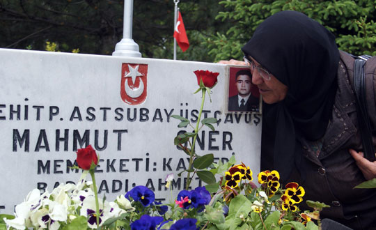 ehit anneleri evlatlarnn mezar talarna sarld
