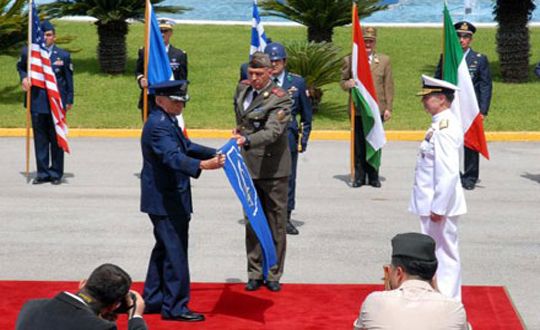 zmir NATO hava ss trenle grevini bitirdi