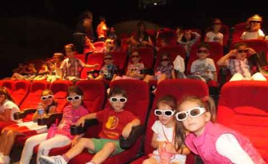 Bakan Altungnden miniklere ocuk filmi hediyesi