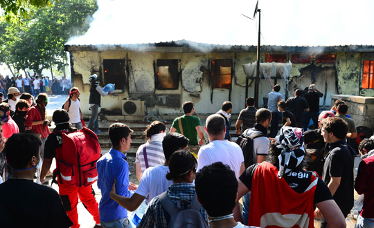 Gstericiler Gezi Park'nda prefabrik yakt, polis aracn ters evirdi