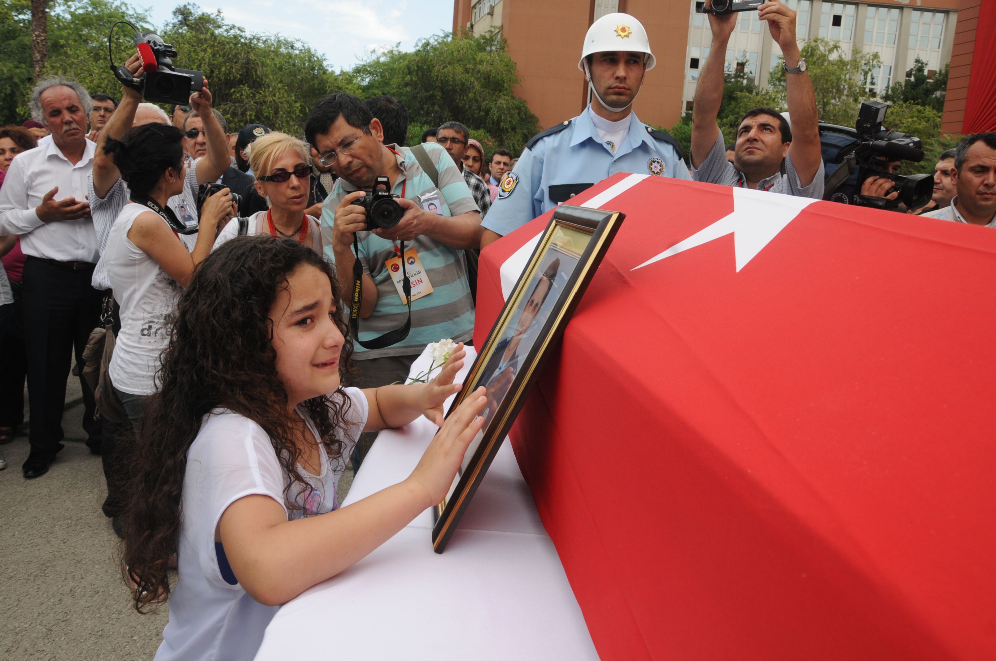 �ehit komiser g�zya�lar�yla u�urland�