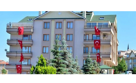 Babakan Erdoan'n evine Trk bayra asld     