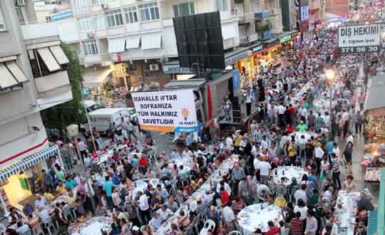 AK Parti Bayrakl'dan 9 Bin Kiilik ftar 