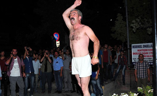 Polise plak protesto
