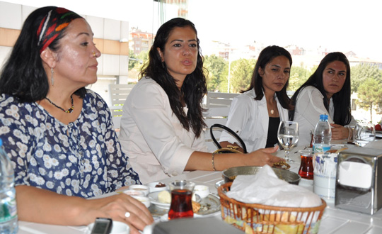 Ayla Akat Ata: ''Önlerinde saygıyla eğiliyorum''