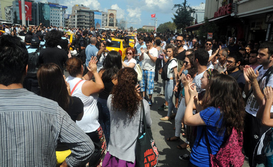 Taksim'de insan zincirine mdahale