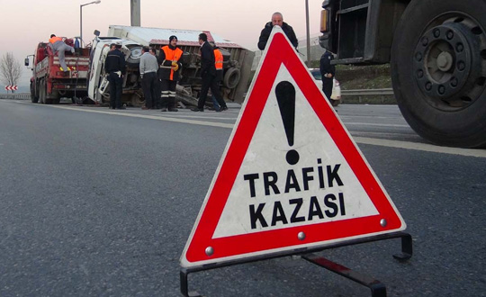 Erzincan'da trafik kazas: 5 l, 2 yaral      