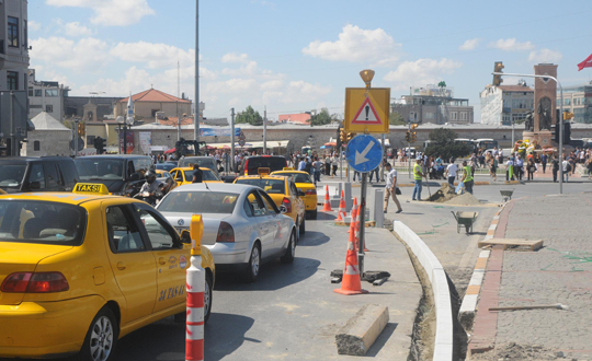 Taksim Meydannn bir blm trafie kapand