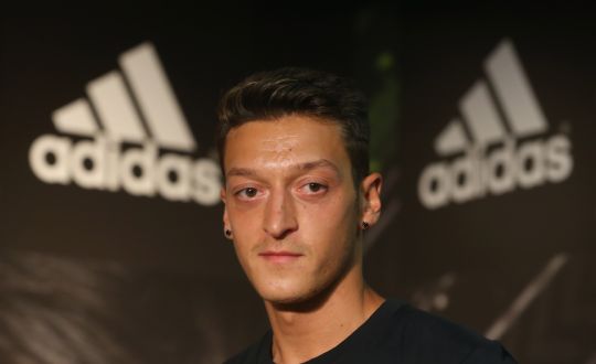 Mesut zil adidas ailesiyle bulutu