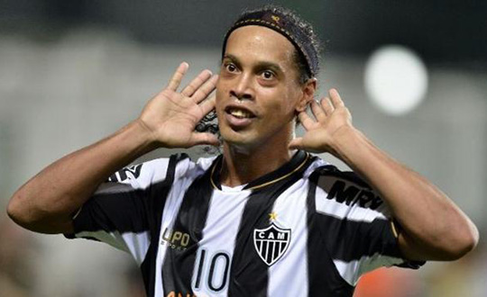 Ronaldinho'dan bir mata iki frikik gol