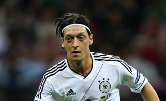 Mesut zil'den arpc Arsenal aklamas