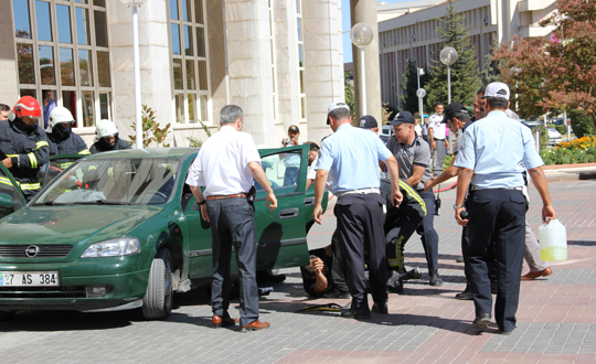 Evden uzaklatrlan koca, kendini yakmak istedi 