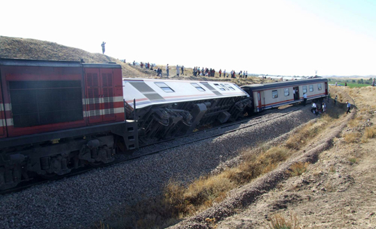 Yolcu treni raydan kt