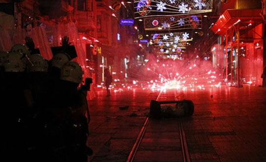 Taksim'de polise havai fiek attlar