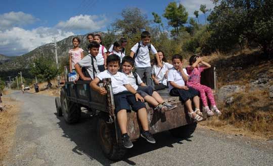 Turizmin Merkezinde Traktr ve Merkeple Okula Gidiyorlar 