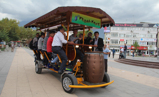 15 kiilik bisiklette pedal evirip ay iiyorlar, icabnda mangal da yakacaklar